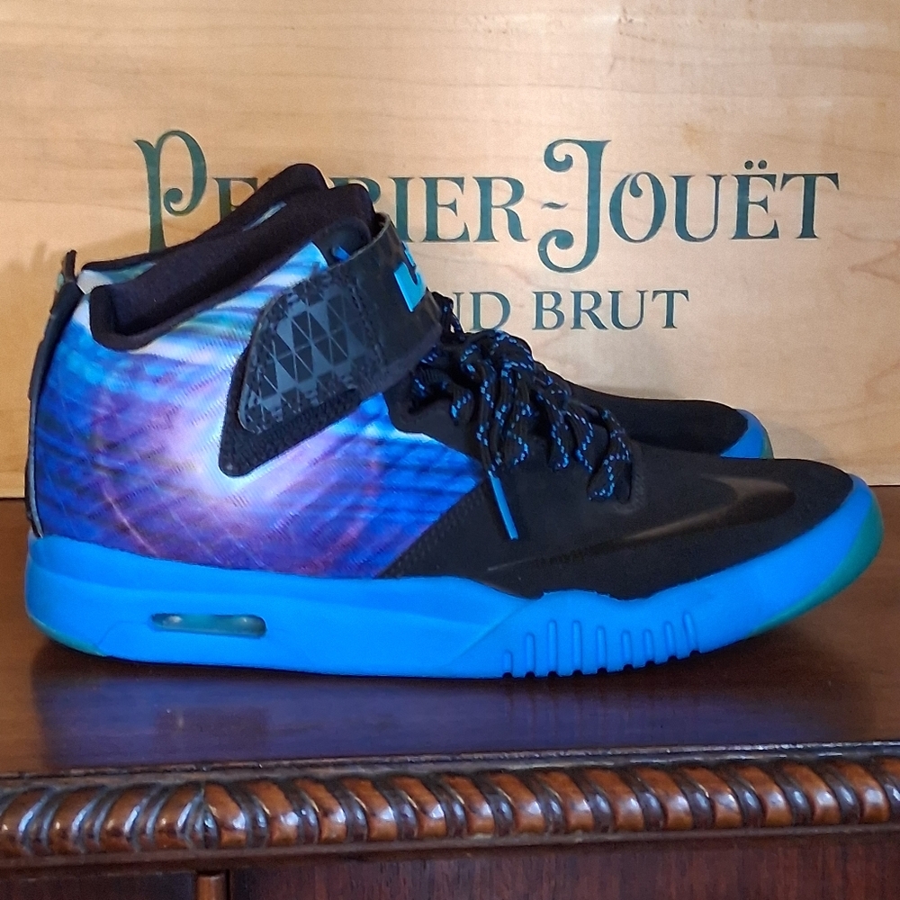 Nike lebron james Acronite beta blue size seven Y boys Shoes